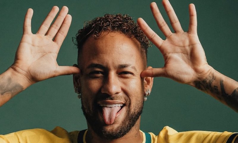 Neymar po návratu do nároďáku neskrýval slzy. "V šatně jsem brečel," přiznal útočník, jehož přišel obejmout i Ronaldinho