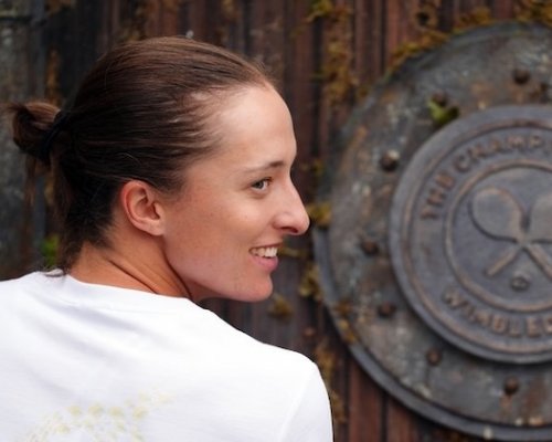 Za posledních 30 let zvládly obhájit wimbledonský titul jen tři tenistky. "Držím očekávání nízko," říká Świąteková. Bude opět krást ručníky?