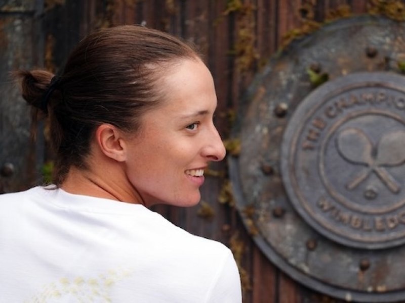 Za posledních 30 let zvládly obhájit wimbledonský titul jen tři tenistky. "Držím očekávání nízko," říká Świąteková. Bude opět krást ručníky?