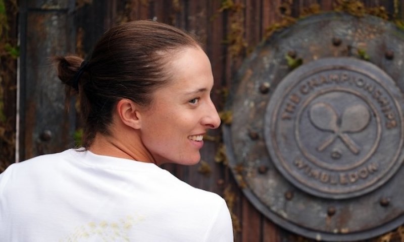 Za posledních 30 let zvládly obhájit wimbledonský titul jen tři tenistky. "Držím očekávání nízko," říká Świąteková. Bude opět krást ručníky?