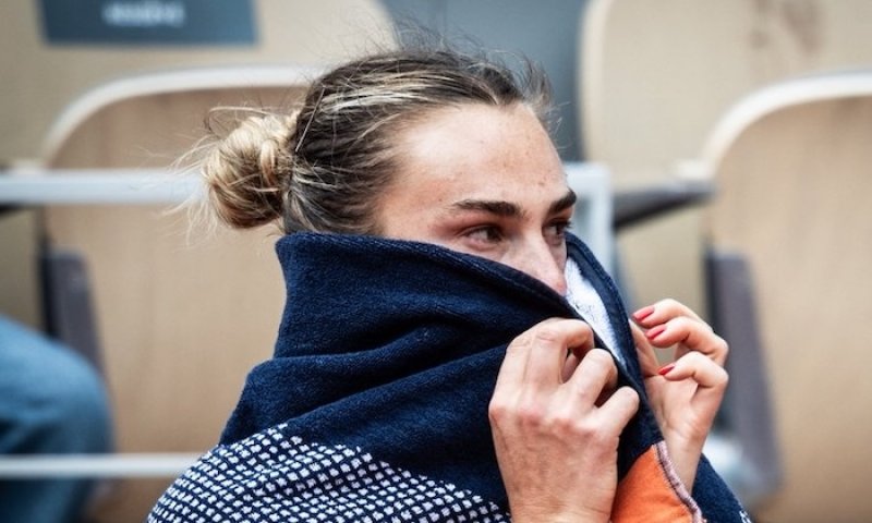 "Nejradši bych sekla s tenisem," smutnila po šokujícím kolapsu na Roland Garros Sabalenková. Pomůže jí rozmlácení věcí?