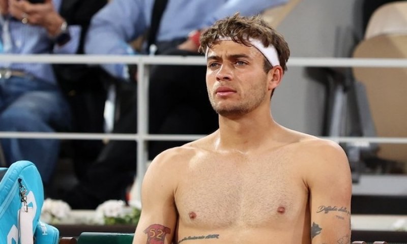 Nejen stejná restaurace a stejné jídlo, štěstí mu nosí Nadalova sprcha! Cobolli je po bizarním rituálu dva kroky od ovládnutí Roland Garros