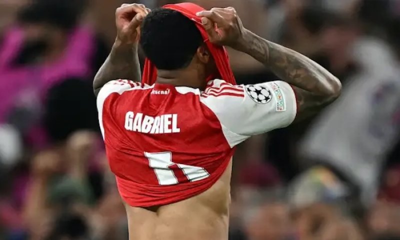 Nešťastník finále? Ani náhodou. Místo nenávisti přišla láska a Gabriel je po penaltovém selhání nejprodávanějším hráčem Arsenalu