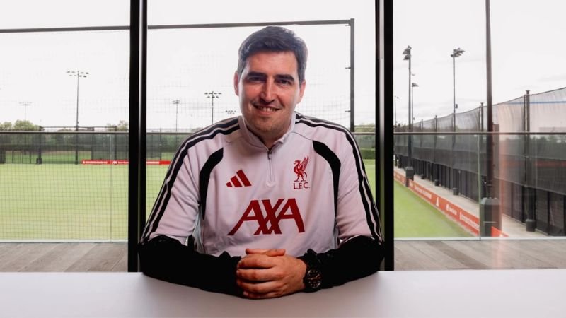 Anfield má nového muže. Iraola slíbil intenzitu, emoce i šanci pro talenty