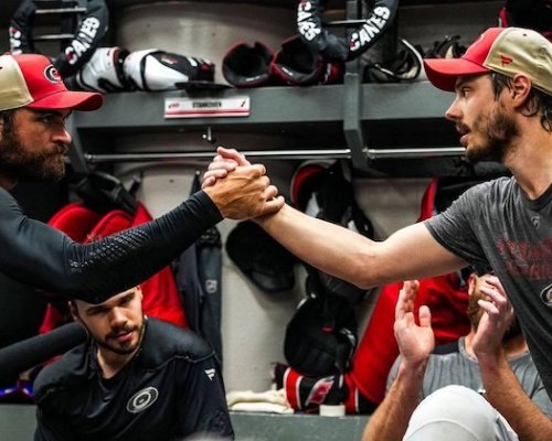 Miminka místo oslav? Probíhající finále Stanley Cupu ovládl nečekaný hit: porodní boom v kabinách Vegas a Caroliny