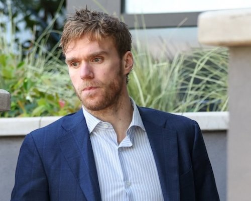 Myslel si, že jde jen na golf. McDavid místo toho převzal trofej, kterou před ním získal tolikrát pouze Gretzky