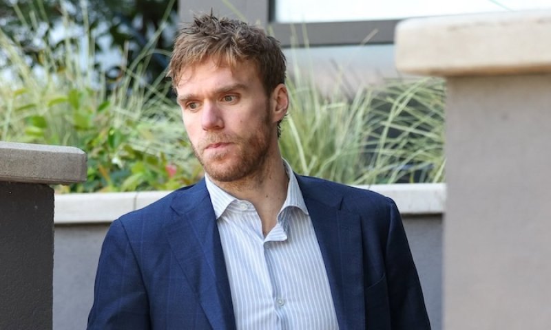 Myslel si, že jde jen na golf. McDavid místo toho převzal trofej, kterou před ním získal tolikrát pouze Gretzky