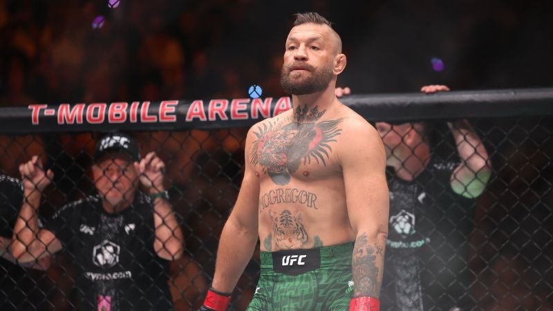 Holloway porazil McGregora po 69 vteřinách, Ir si zranil koleno hned úvodním kopem