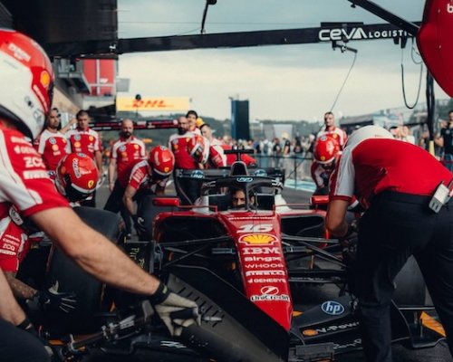 Hamilton při zastávce srazil vlastního mechanika, Ferrari za chybu v boxech draze zaplatí