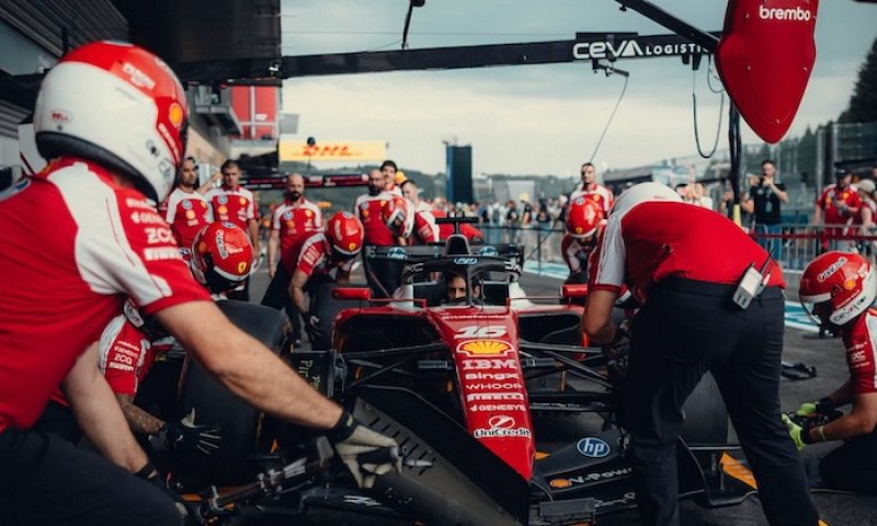 Hamilton při zastávce srazil vlastního mechanika, Ferrari za chybu v boxech draze zaplatí