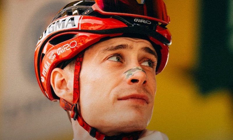 Antidopingová kontrala ve dvě ráno? Motorka? Vingegaard poprvé promluvil po konci na Tour: Je to jen zlomená klíční kost, nemá smysl věšet hlavu