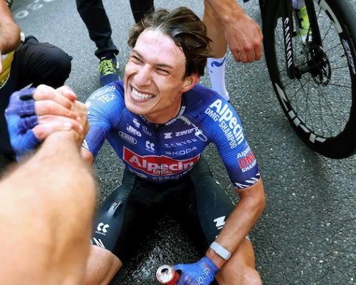 Bitva o zelený trikot dostává nový rozměr. Pedersen riskoval vše a pak zuřil, Philipsen slavil