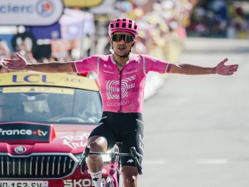 Carapaz znovu dobyl Alpy. Ekvádorec si připsal na Tour de France životní sólo