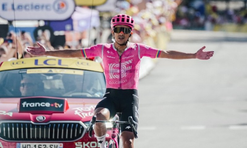 Carapaz znovu dobyl Alpy. Ekvádorec si připsal na Tour de France životní sólo