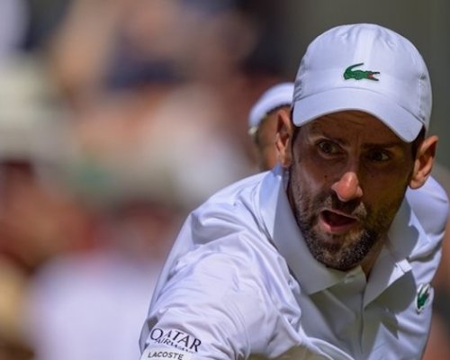 Federera smázl, už je před ním jen Navrátilová. Djoković přepsal dějiny Wimbledonu, ale cestu za rekordem provázely emoce i výbuchy