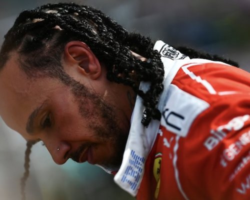 Hamilton měl po Silverstonu další problém. Vyšetřování kvůli žlutým vlajkám skončilo napomenutím, Brit si neodpustil ironii