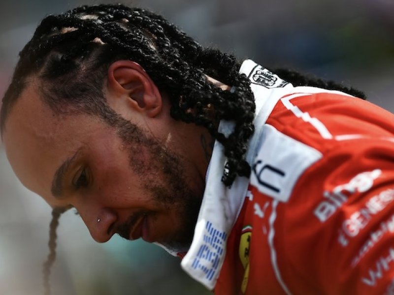 Hamilton znovu zatlačil na Ferrari. Po Singapuru míří prstem na stejnou bolest