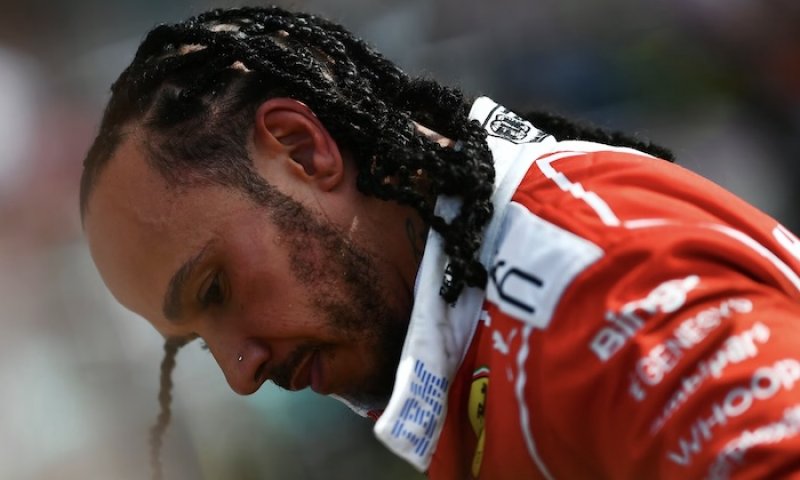 Hamilton měl po Silverstonu další problém. Vyšetřování kvůli žlutým vlajkám skončilo napomenutím, Brit si neodpustil ironii