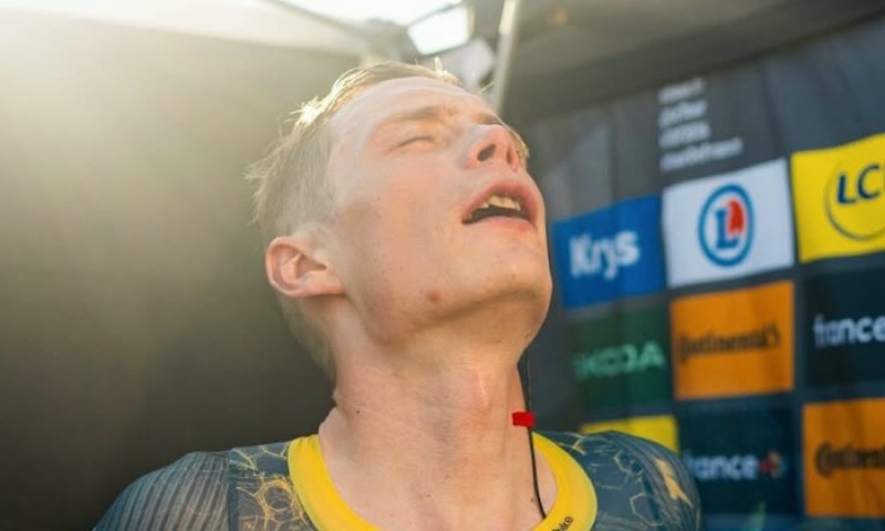 Tour nabídla infarktový závěr. Vingegaard po pádu přesedlal na týmové kolo a zachránil boj o žlutý dres