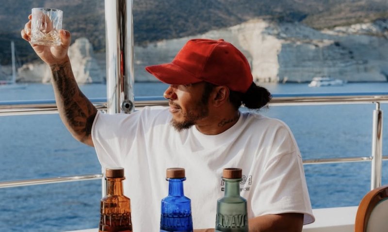 Hamilton má po bolestivé ztrátě nového parťáka. Do jeho života vstoupila nejen Kim Kardashian, ale i fenka Halo