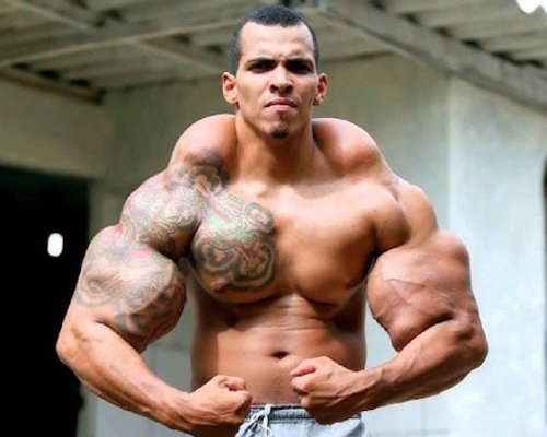 Z jehel teklo čiré zlo. Kvůli obřím bicepsům si do těla pumpoval látku ničící lidské maso