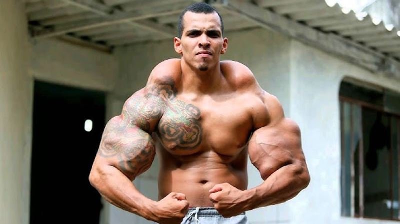 Z jehel teklo čiré zlo. Kvůli obřím bicepsům si do těla pumpoval látku ničící lidské maso