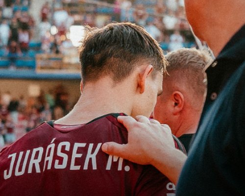 Kotel ho nechtěl, spoluhráči se za něj postavili. Takhle na Letné vypadala premiéra hráče se slávistickou minulostí
