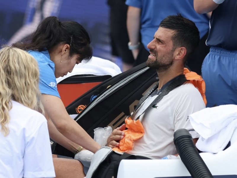 Djokovič v Cincinnati zvracel a hned vypadl. Na grandslamech je ale pořád jiným hráčem