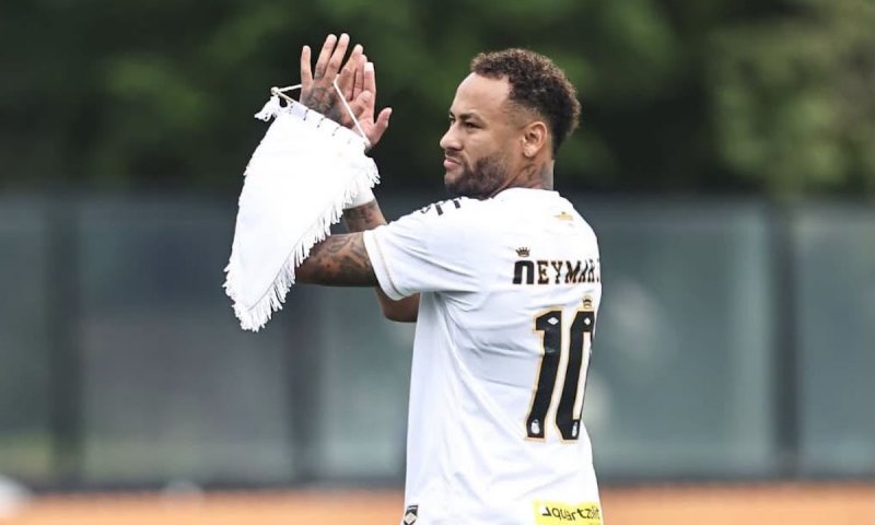 Fotbal zkouší nový trest za zdržování brankářů. Historicky prvním potrestaným byl Neymar