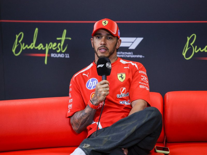 Hamilton hlásil, že nedokáže zastavit auto. Šéf Ferrari zatím nemá vysvětlení