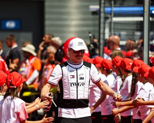Finský pilot Formule 1 Bottas vyměnil Cadilac za kolo a nepohrdl závodem v Hlinsku