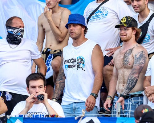 Pastrňák si letní přestávku užíval v kotli Baníku. Před kamerami fandil řádil ve stylovém triku