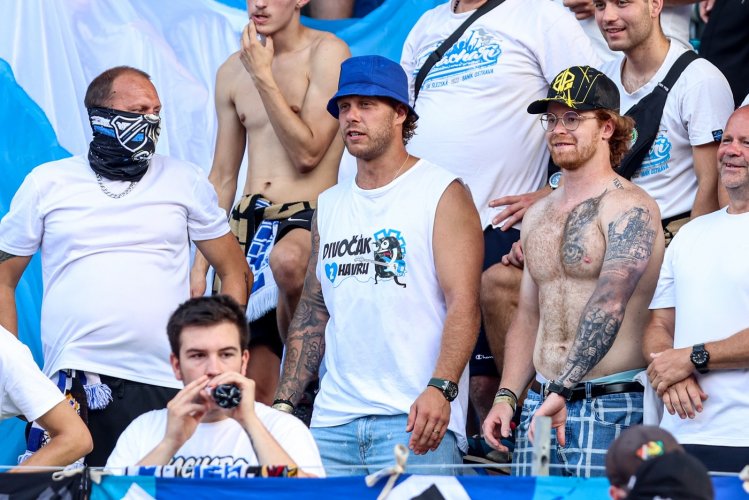 Pastrňák si letní přestávku užíval v kotli Baníku. Před kamerami fandil řádil ve stylovém triku