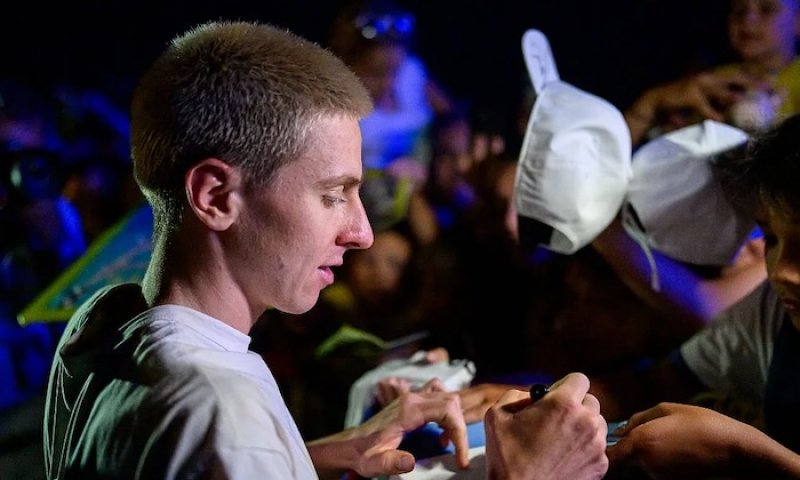 Pogačar pobavil jízdou na jednokolce, ohledně Vuelty, kde by se mohl vyrovnat Froomeovi, ale dál mlží