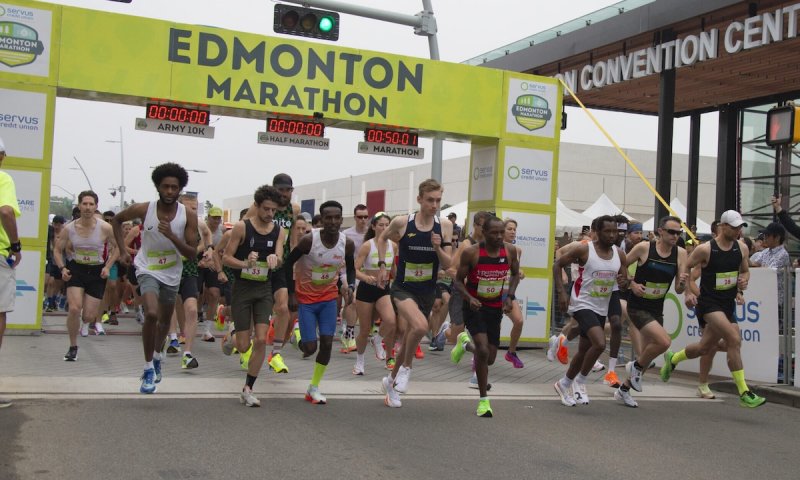 42,195 km? Ani náhodou. V Edmontonu běžci absolvovali maraton o 675 metrů delší