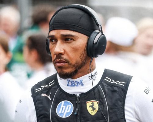 "Skvělý způsob, jak ztrácet čas." Hamilton poslal do vysílačky ostrý vzkaz. S Ferrari si o tom musí promluvit mimo kamery