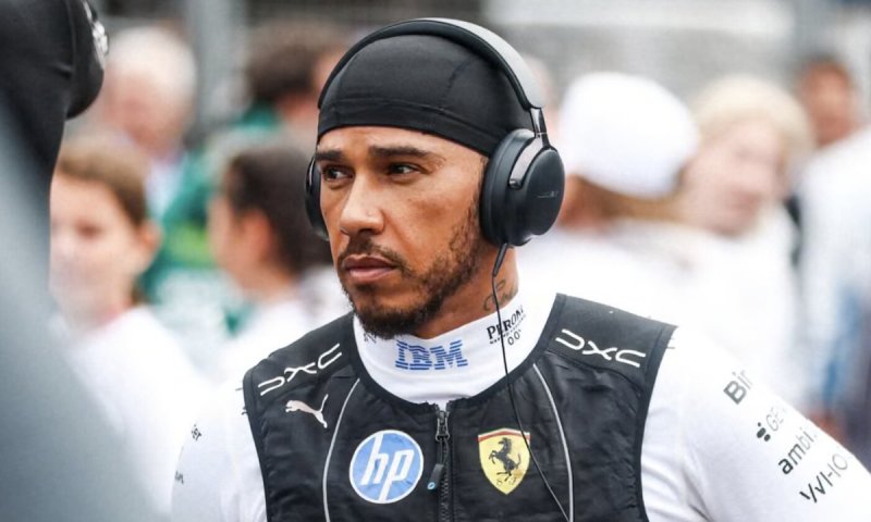 "Skvělý způsob, jak ztrácet čas." Hamilton poslal do vysílačky ostrý vzkaz. S Ferrari si o tom musí promluvit mimo kamery