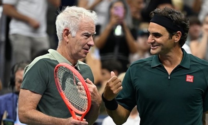 McEnroe, Agassi, Roddick a Federer na jednom kurtu. New York zažil noc tenisových legend