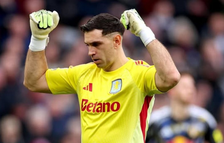 Argentinský čaroděj již další starty za Aston Villu nepřidá. Martínez je novou jedničkou Chelsea