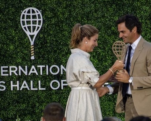 Tleskali mu McEnroe, Edberg i Navrátilová, ale k slzám ho dojala až Mirka. Federer je novým členem Síně slávy