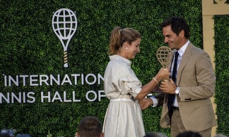 Tleskali mu McEnroe, Edberg i Navrátilová, ale k slzám ho dojala až Mirka. Federer je novým členem Síně slávy