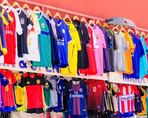 Dres za tisíce, životnost jedna sezona. Fotbal produkuje rok co rok miliony kusů odpadu