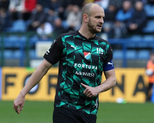 Veselý smekl před Lischkou. Obránce Bohemians dohrával utkání s Hradcem se zlomenou rukou