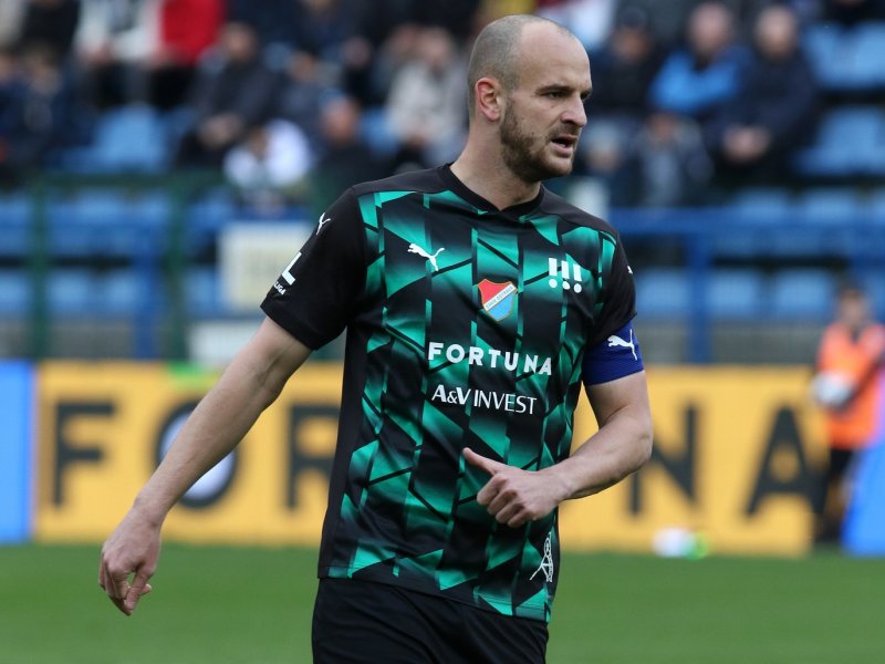 Veselý smekl před Lischkou. Obránce Bohemians dohrával utkání s Hradcem se zlomenou rukou
