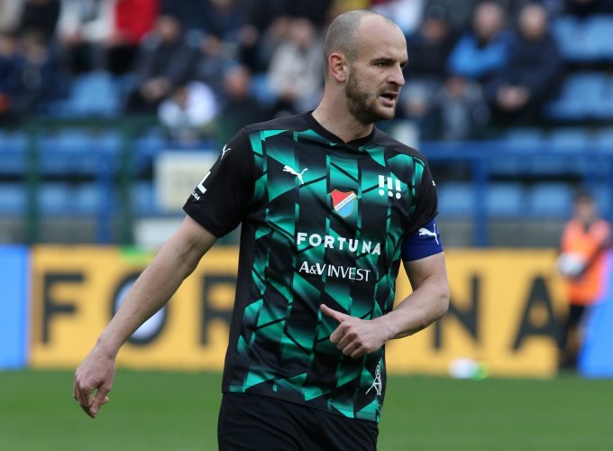 Veselý smekl před Lischkou. Obránce Bohemians dohrával utkání s Hradcem se zlomenou rukou