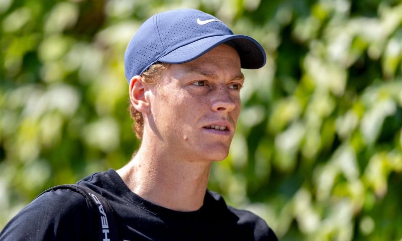 Sinner svádí boj s časem. Koleno ho nepustí do Cincinnati, za tři týdny startuje US Open