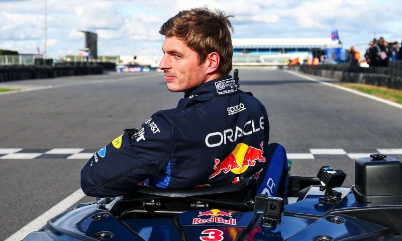 Sto soupeřů, 14 kol a hotovo. Verstappen předvedl na motokárách drtivou stíhací jízdu