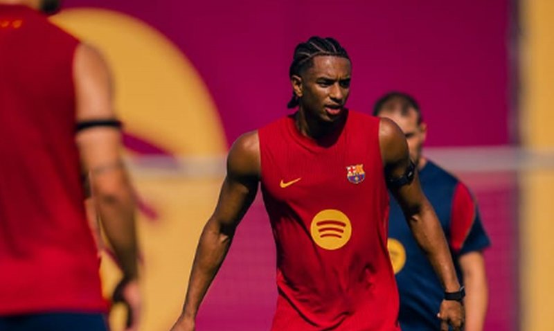 Opustí Barcelonu další odchovanec? Levý obránce by mohl v zimě odejít Anglie