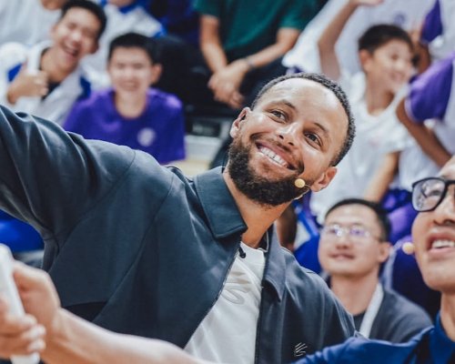 Curry podepsal až do jednačtyřiceti a může se připojit k mimořádné úzké skupině hvězd jako Nowitzki a Bryant