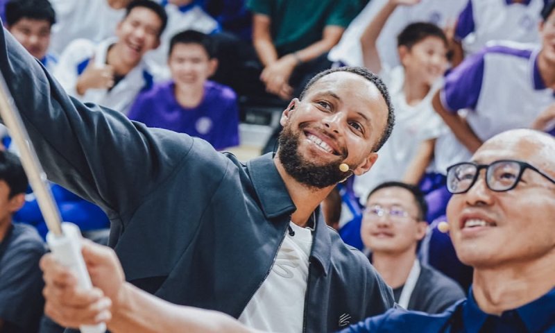 Curry podepsal až do jednačtyřiceti a může se připojit k mimořádné úzké skupině hvězd jako Nowitzki a Bryant